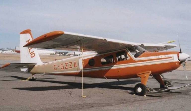 HELIO H-250 Courier 2 HELIO H-295 Super Courier HELIO H-391 Courier HELIO H-392 Strato-Courier HELIO H-395 Courier HELIO H-395 Super Courier HELIO H-700 Courier HELIO H-800 Courier HELIO HT-295 Super Courier HELIO U-10 Super Courier COUR aircraft photograph
